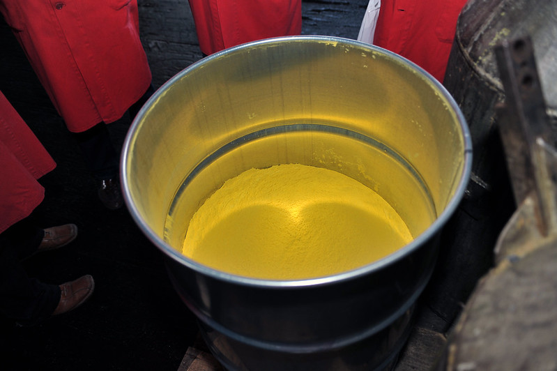 Yellowcake jest handlowym koncentratem uranowym, zwykle w postaci proszku lub granulatu tlenków uranu. To nadal produkt pośredni: można go ważyć, próbkować i transportować, ale nie jest ani paliwem reaktorowym, ani wsadem bezpośrednio gotowym do kaskady wzbogacania.