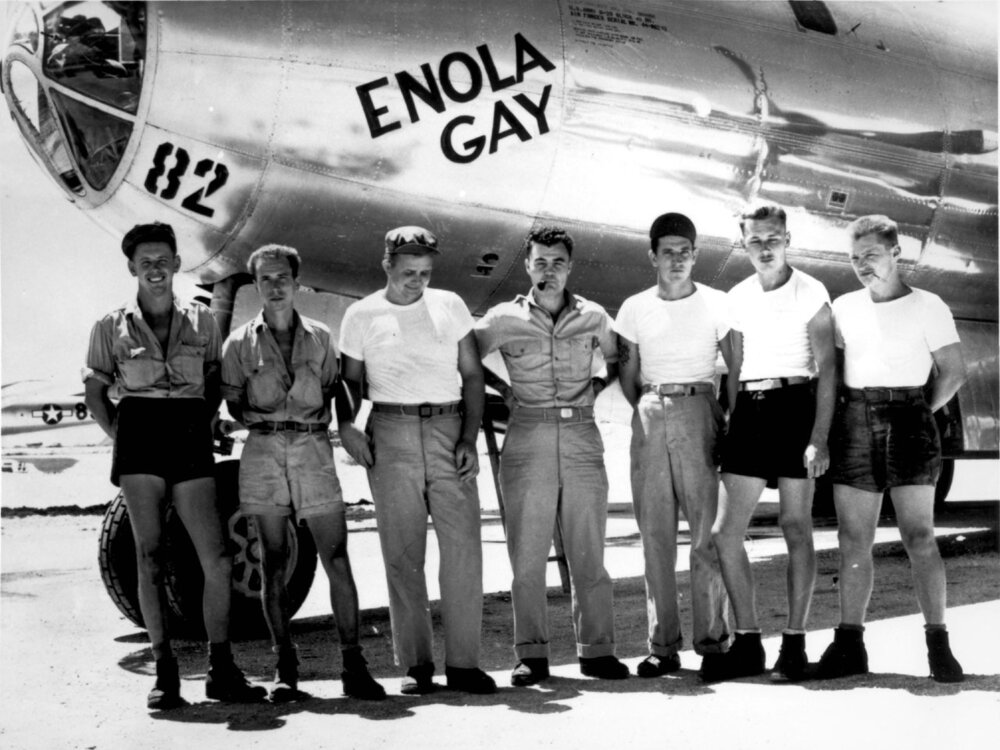 Bombowiec B-29 „Enola Gay" z załogą. To z niego zrzucono `Little Boya` na Hiroszimę 6 sierpnia 1945 roku. Prostota i pewność metody działowej pozwoliły użyć bomby bez wcześniejszego testu jądrowego. Zdjęcie: Wikimedia Commons