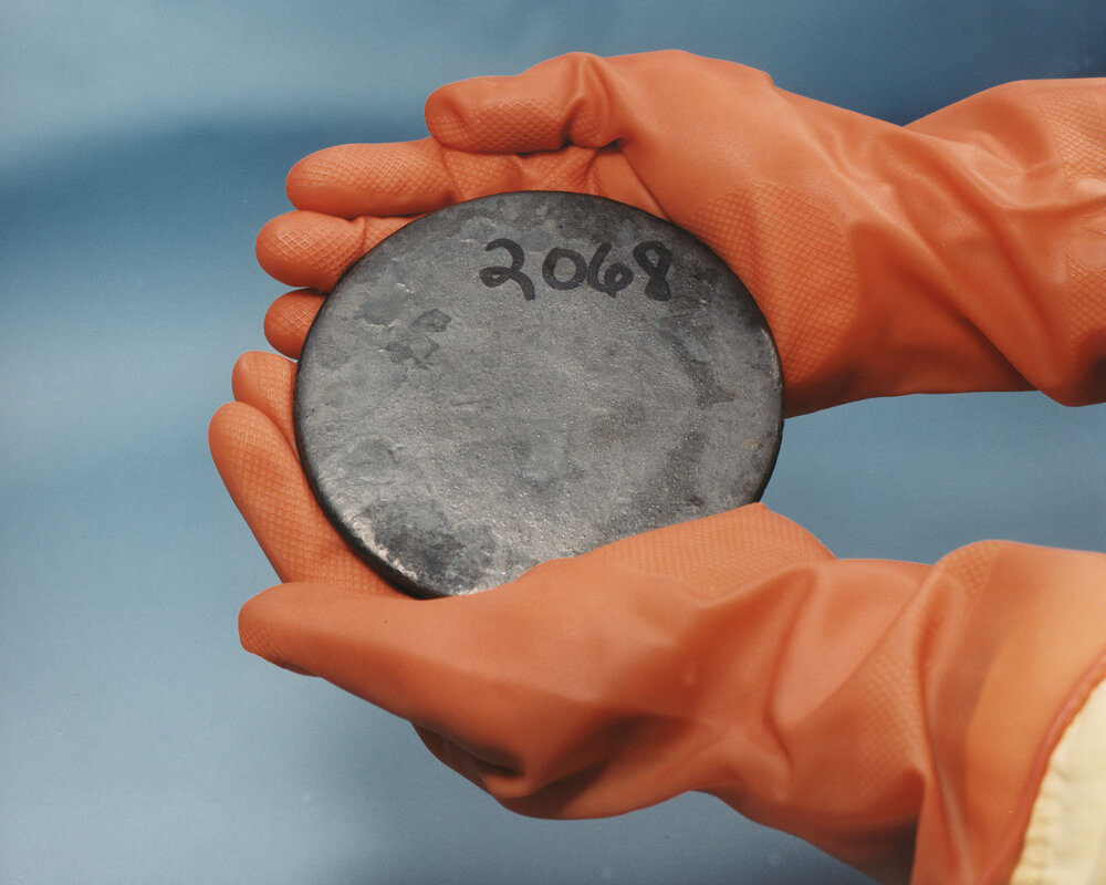 Wysoko wzbogacony uran metaliczny (HEU). Niskie tło spontanicznego rozszczepienia `U-235` pozwalało na powolne składanie działowe; pluton, z domieszką Pu-240 o wysokim tle, wykluczał tę metodę. Zdjęcie: Wikimedia Commons