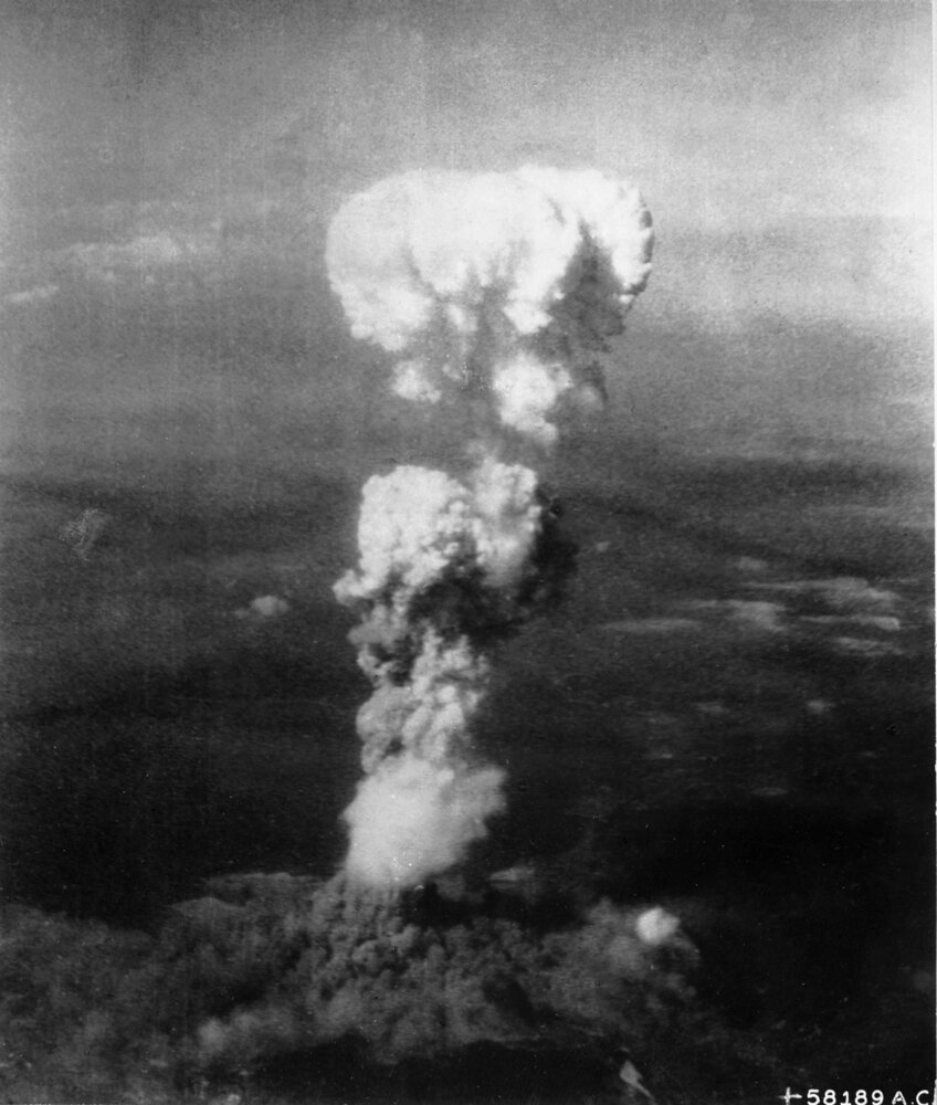 Chmura grzybowa nad Hiroszimą, 6 sierpnia 1945. Mimo niskiej sprawności (rozszczepieniu uległ rzędu procenta ładunku) `Little Boy` dał uzysk ~15 kt, demonstrując niszczycielską moc nawet prymitywnej konstrukcji jądrowej. Zdjęcie: Wikimedia Commons