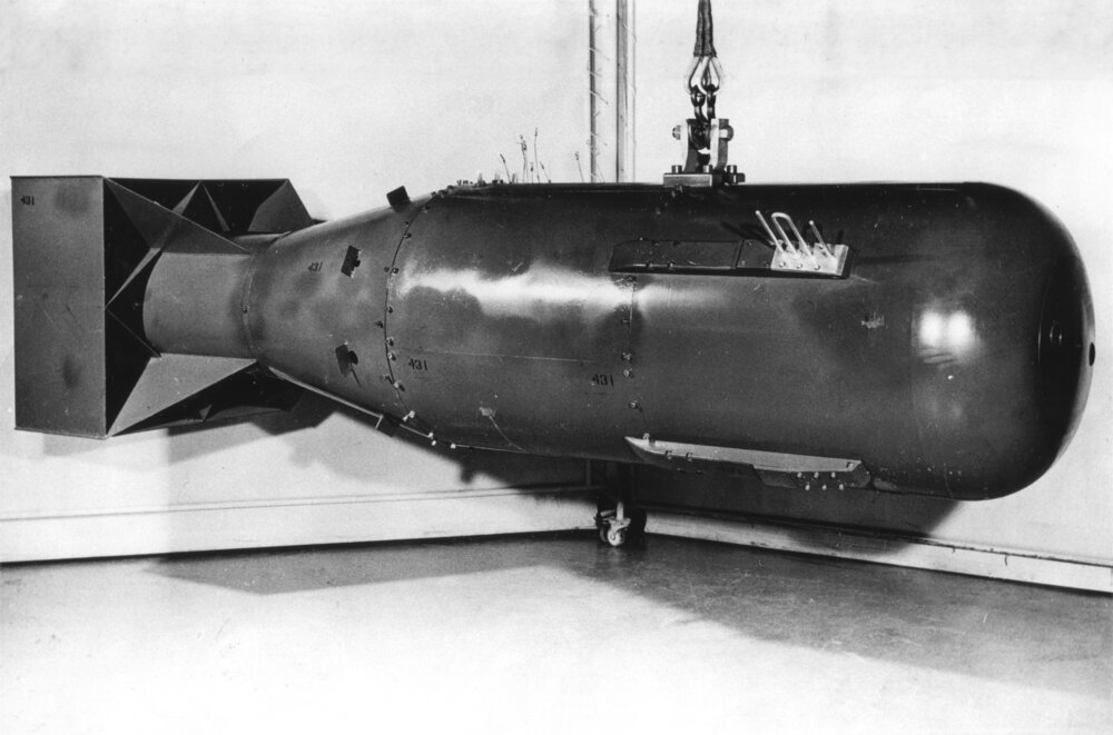 Bomba „Little Boy" — pierwsza broń jądrowa użyta bojowo (Hiroszima, 6 sierpnia 1945). Skrajnie materiałochłonna (`~64 kg` HEU) i mało sprawna, ale prosta i pewna w działaniu. Zdjęcie: Wikimedia Commons