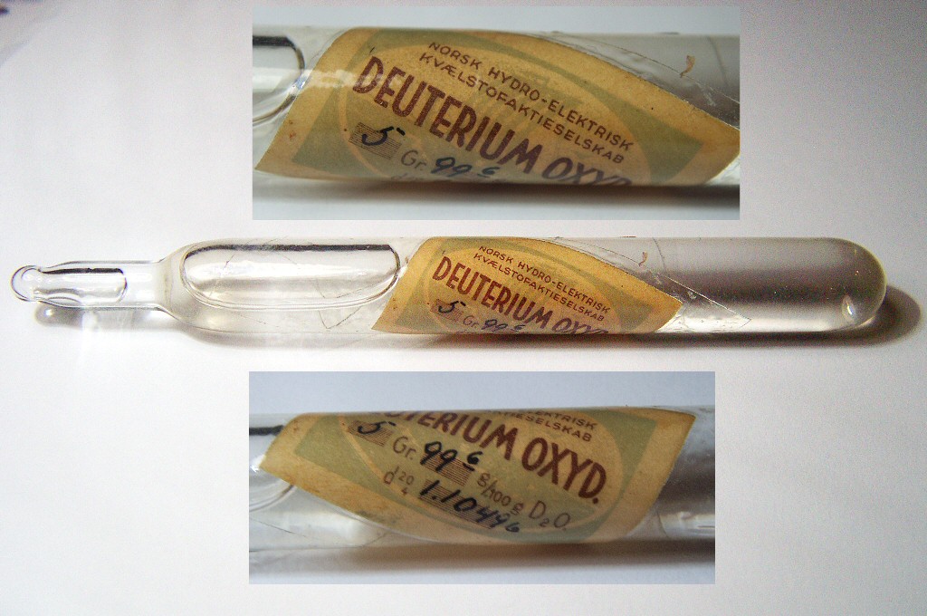 Fotografia ciężkiej wody z zakładów Norsk Hydro w Vemork. Źródło: Wikipedia/Wikimedia, File:Deuterium oxide Norsk.jpg, licencja: FAL.