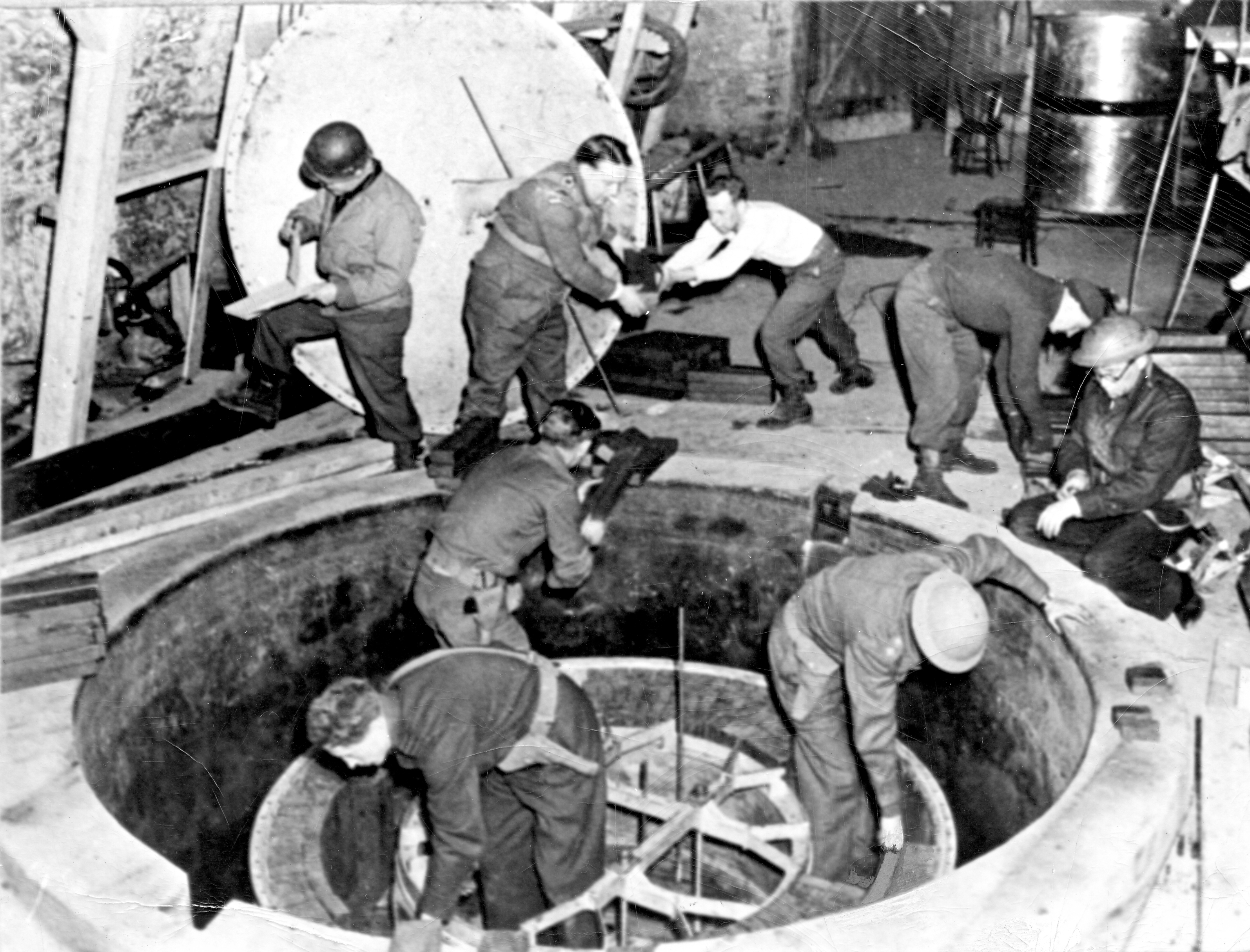 Niemiecki reaktor eksperymentalny w Haigerloch. Źródło: Wikipedia/Wikimedia, File:German Experimental Pile - Haigerloch - April 1945.jpg, licencja: Public domain.