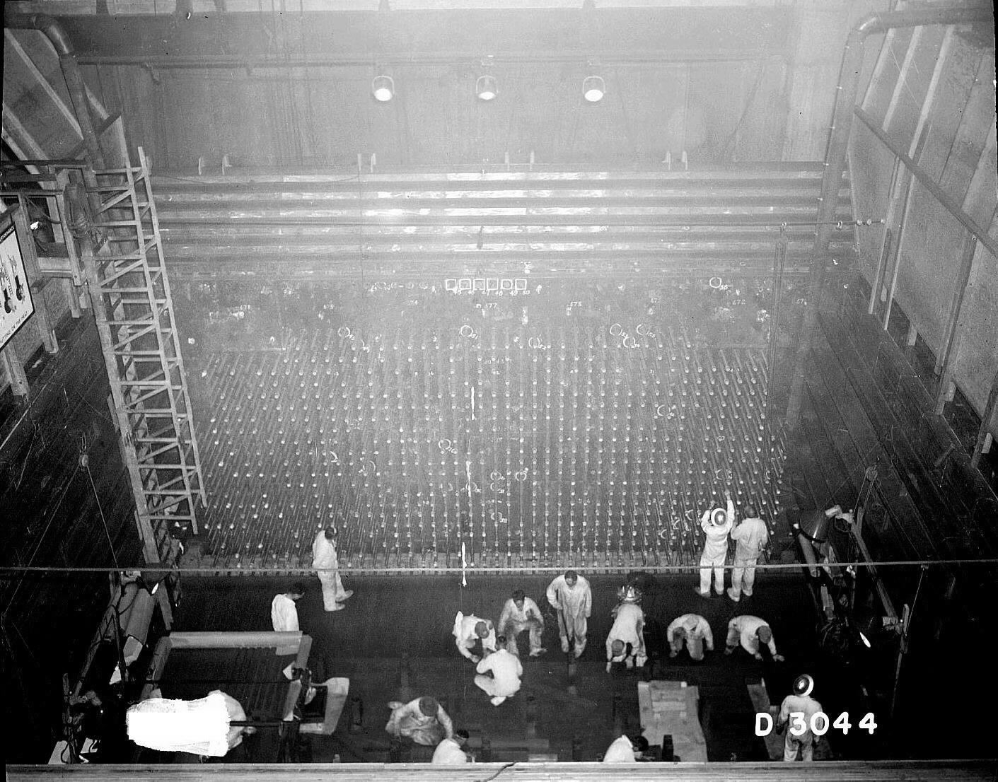 Zdjęcie frontu B Reactor w Hanford. B Reactor dobrze pokazuje przejścia od fizyki CP-1 do przemysłu plutonowego. Źródło: Wikipedia/Wikimedia, File:Hanford B Reactor.jpg, licencja: Public domain.