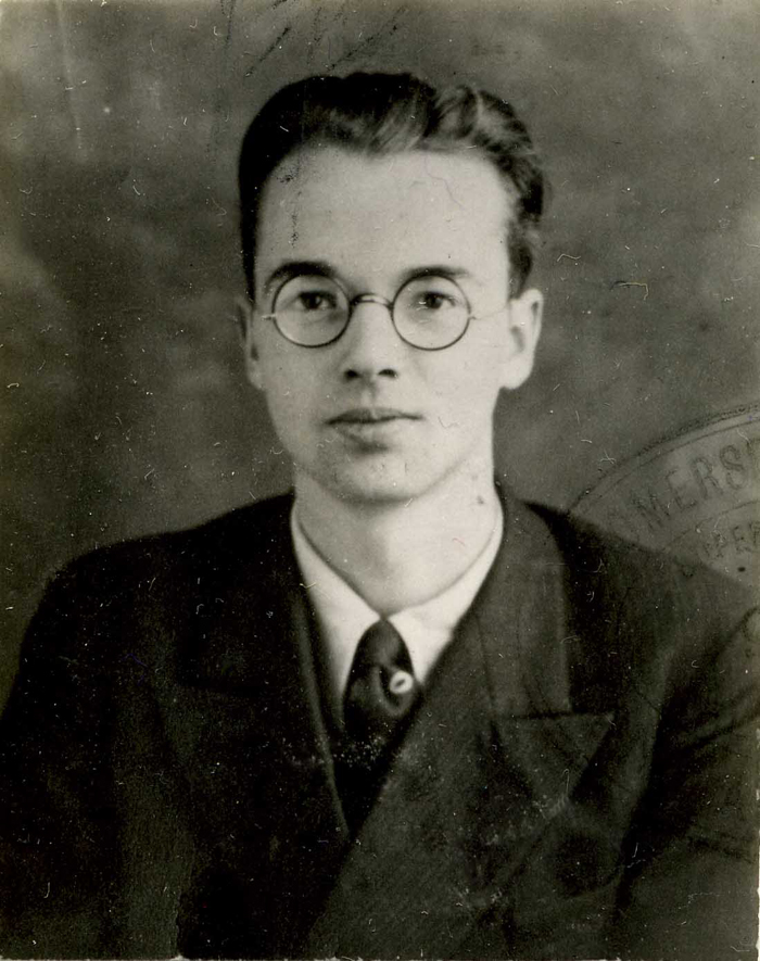 Portret Klausa Fuchsa. Biograficzny obraz startowy jest najbardziej czytelny. Źródło: Wikipedia/Wikimedia, File:Klaus Fuchs - police photograph.jpg, licencja: Public domain.