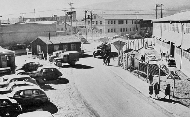 Fotografia historycznego obszaru technicznego Los Alamos. Nadaje artykułowi konkretny, geograficzny punkt odniesienia. Źródło: Wikipedia/Wikimedia, File:Los Alamos Tech Area.jpg, licencja: Public domain.