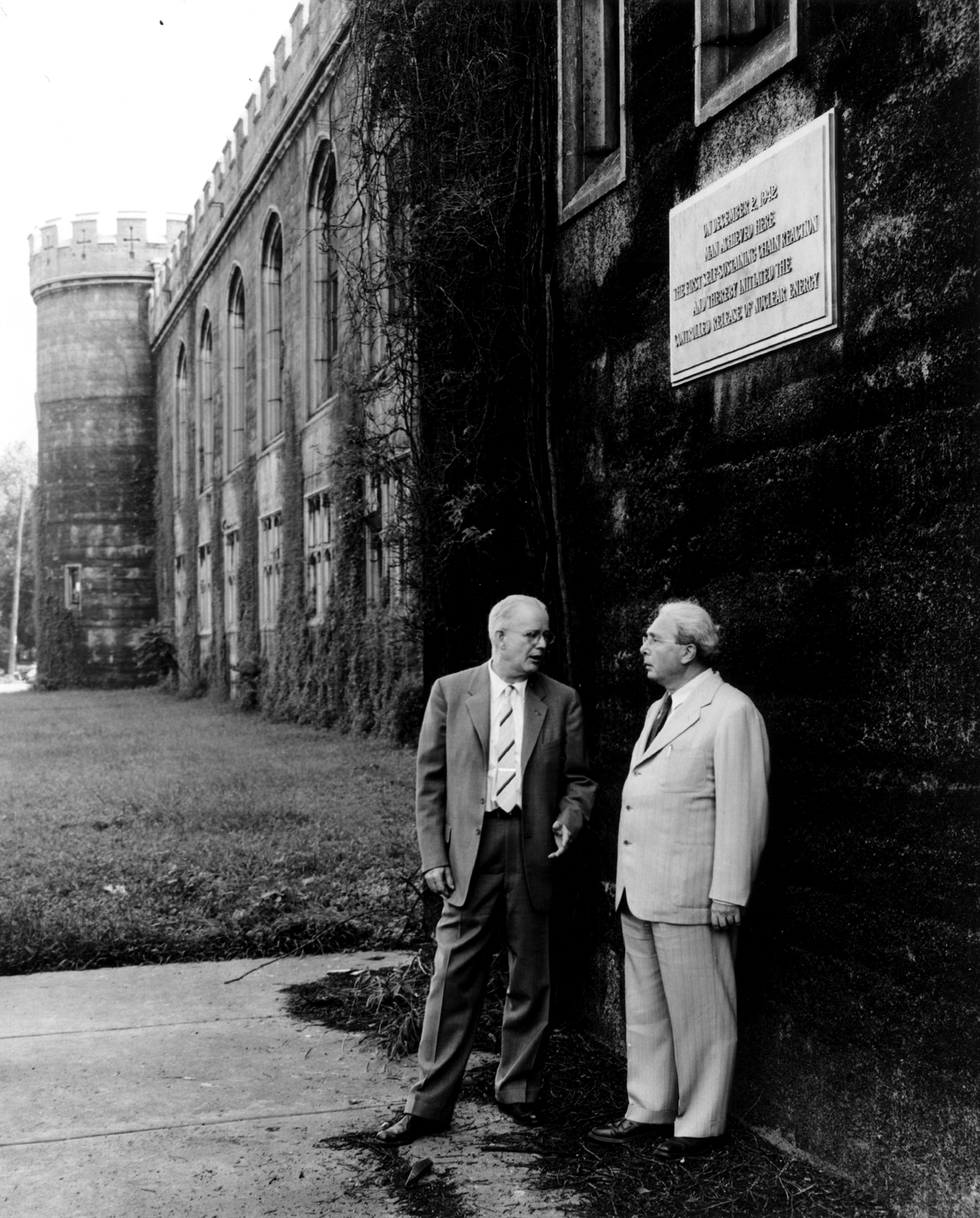 Dr Norman Hilberry (po lewej) i dr Leo Szilard stoją obok miejsca, w którym podczas II wojny światowej zbudowano pierwszy na świecie reaktor jądrowy. Źródło: Wikipedia/Wikimedia, File:Szilard and Hilberry.jpg, licencja: Public domain.