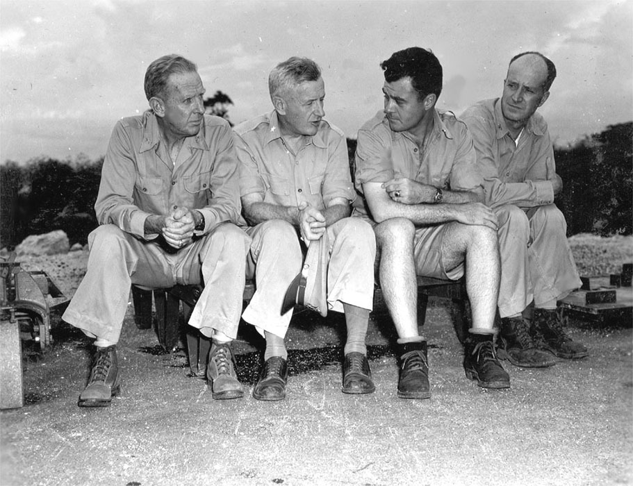 Szefowie Połączonych Sztabów Tinian: kontradmirał William R. Purnell, generał Thomas F. Farrell, pułkownik Paul W. Tibbets i kapitan William S. (Deak) Parsons. Sierpień 1945. Źródło: Wikimedia Commons, File:Tinian_Joint_Chiefs.jpg.