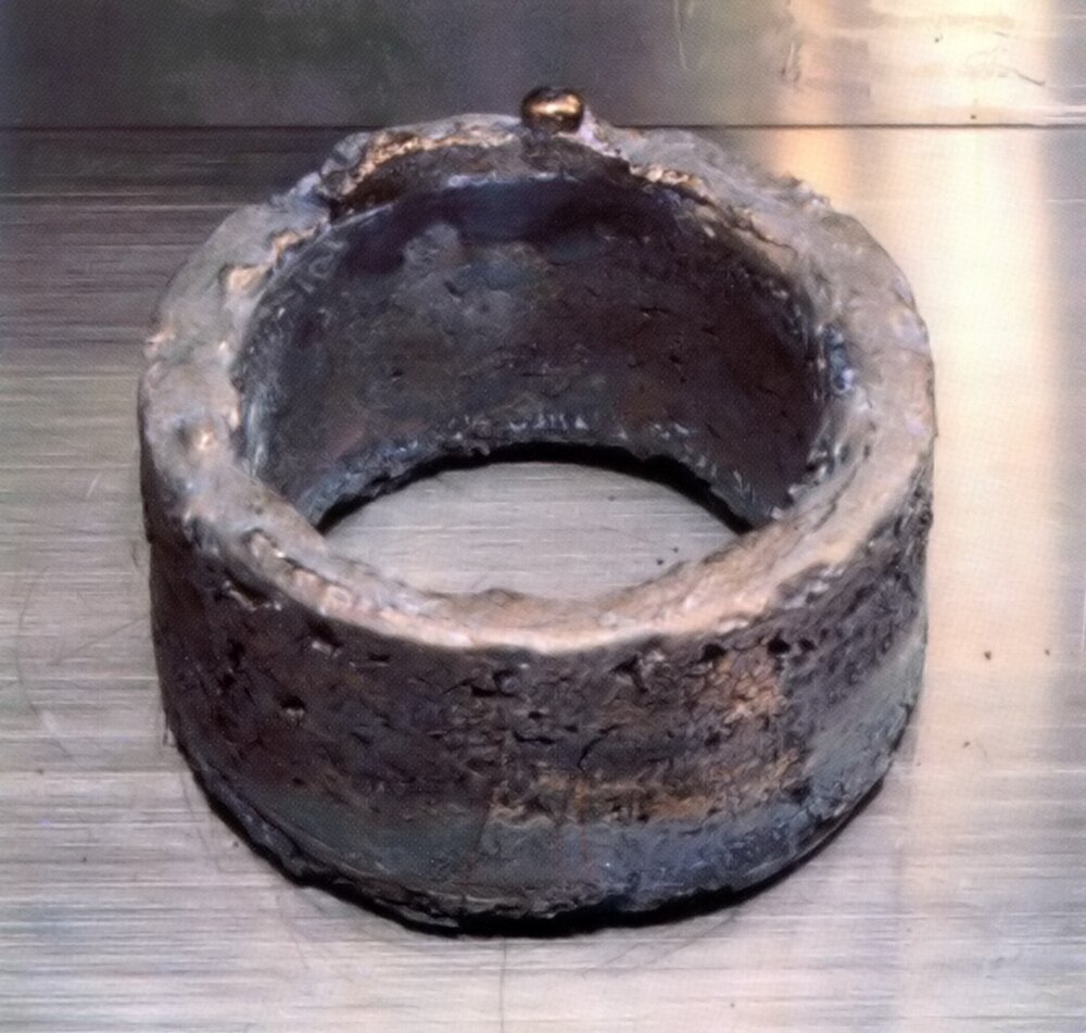 Pierścień z plutonu (galowo-stabilizowanego). Materiał rozszczepialny w konstrukcjach skorupowych nie tworzy litej kuli, lecz cienką powłokę — co stawia ogromne wymagania metalurgii i precyzji wykonania. Zdjęcie: Wikimedia Commons