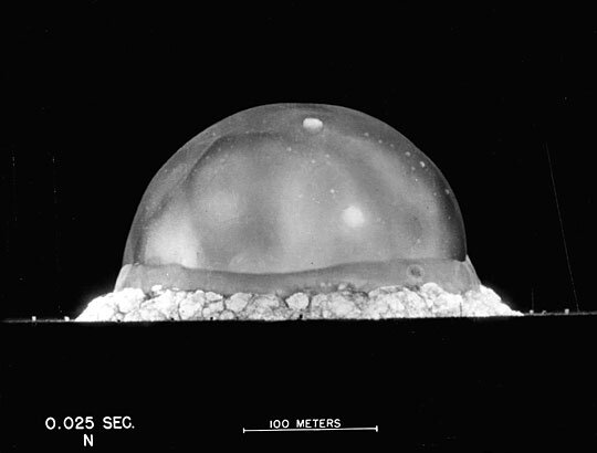 Zdjęcie fireball / mushroom cloud z Trinity lub innego testu public domain. Rozdziela pojęcia kuli ognistej i obłoku kondensacyjnego. Źródło: Wikimedia Commons, File:Trinity Test Fireball 25ms.jpg, licencja: Public domain.