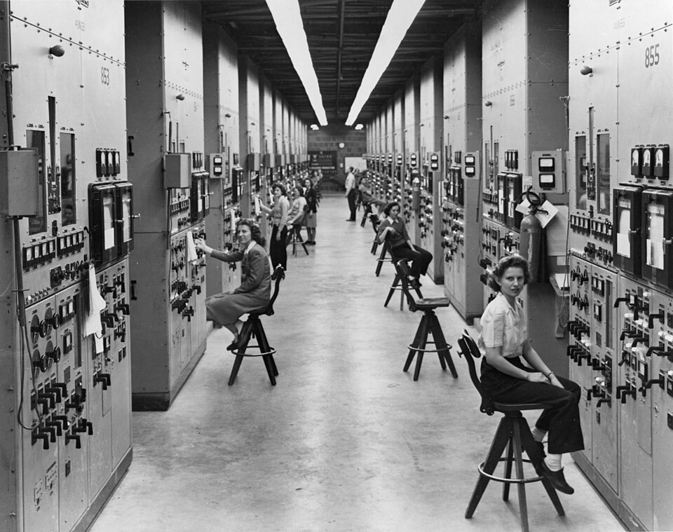Fotografia operatorek kalutronów. Pokazuje organizacyjny i ludzki aspekt Y-12. Źródło: Wikipedia/Wikimedia, File:" The Calutron Girls" Y-12 Oak Ridge 1944 Large Format (32093954911) (2).jpg_(2).jpg), licencja: Public domain.