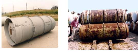 Cylindry do przechowywania i transportu zubożonego uranu. Źródło: Wikimedia Commons, File:Corroded_DUF6_cylinder.jpg.