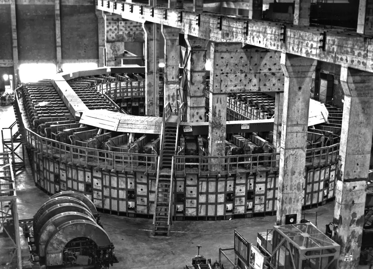Zdjęcie kalutronu. To dobry obraz dla skali metody elektromagnetycznej. Źródło: Wikipedia/Wikimedia, File:Y-12 Calutron Alpha racetrack.jpg, licencja: Public domain.