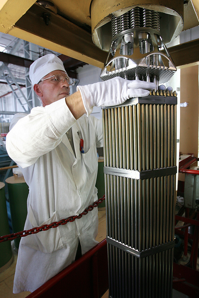 Kontrola gotowej kasety paliwowej. Pokazuje końcowy produkt front-endu. Źródło: Wikipedia/Wikimedia, File:RIAN archive 132602 Fuel assembly final inspection.jpg, licencja: CC BY-SA 3.0.