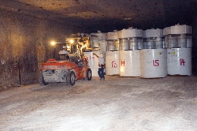 Technicy zajmujący się utylizacją odpadów transuranowych (TRU) w pomieszczeniu 6 na panelu 3 w zakładzie. Waste Isolation Pilot Plant (WIPP). Źródło: Wikimedia Commons, File:WIPP-04.jpeg.
