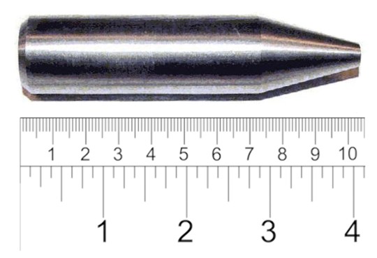 Fotografia metalicznego zubożonego uranu. Źródło: Wikipedia/Wikimedia, File:30mm DU slug.jpg, licencja: Public domain.