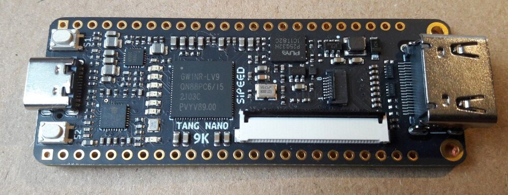 Tania płytka FPGA `Sipeed Tang Nano 9K` — dowód, jak dostępne stały się układy FPGA: kosztuje mniej niż niejedno Arduino. Większe płytki edukacyjne, jak `Digilent Arty A7` z układem `Artix-7` (ze złączami Pmod i złączem zgodnym z shieldami Arduino), działają na tej samej zasadzie. Zdjęcie: Wikimedia Commons, *Sipeed Tang Nano 9K FPGA*