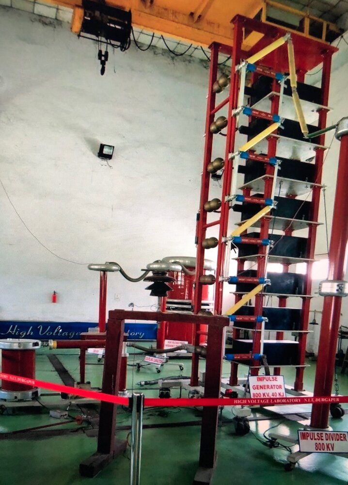 Generator Marxa `800 kV` — klasyczny generator impulsów wysokiego napięcia. Dziś jego rolę w wielu zastosowaniach przejmują kompaktowe, półprzewodnikowe pulsery i przełączniki HV (np. Behlke do `200 kV`, DEI) sterowane sygnałem wyzwalającym z logiki. Zdjęcie: Wikimedia Commons, *800 kV Marx Generator*