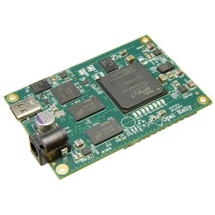 Moduł `Opal Kelly XEM7310` — `Artix-7` z USB 3.0 (ponad `340 MiB/s`) i `1 GiB` DDR3, mniejszy od karty kredytowej. Z gotowym SDK (m.in. Python) wygodny do integracji FPGA z komputerem w aparaturze pomiarowej. Zdjęcie: Opal Kelly