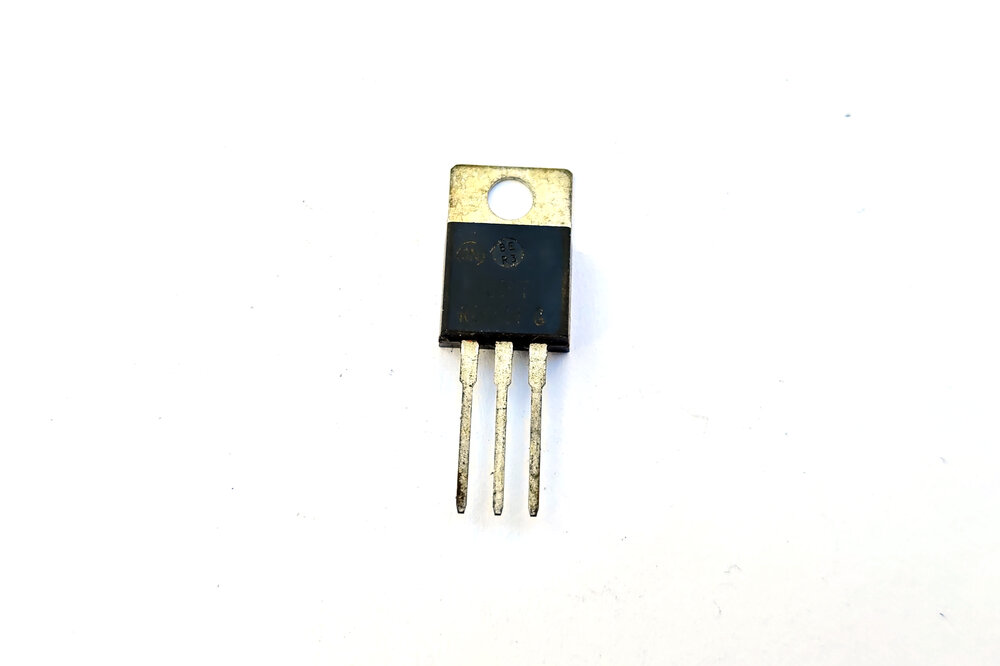 Dyskretne tranzystory mocy MOSFET w obudowach przewlekanych. O tempie przełączania decyduje głównie ładunek bramki `Q_g` i pojemności (`C_iss`, `C_oss`, `C_rss`); im wyższe napięcie znamionowe krzemowego MOSFET-a, tym większe pojemności i trudniejsze szybkie przełączanie. Zdjęcie: Wikimedia Commons, *Power MOSFET*