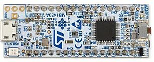 Płytka rozwojowa STM32 Nucleo. Rodzina `STM32N6` z rdzeniem `Cortex-M55` taktowanym `800 MHz` to dziś najszybsze mikrokontrolery ST; o realnej rozdzielczości czasowej decydują tu jednak głównie dedykowane bloki sprzętowe (timery HRTIM), a nie samo wykonywanie kodu. Zdjęcie: Wikimedia Commons, *Nucleo-board*