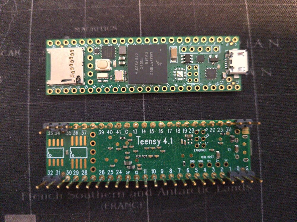 `Teensy 4.1` — mikrokontroler ARM `Cortex-M7` taktowany `600 MHz`, kompatybilny z Arduino IDE. Przy takcie `~1,67 ns`, rdzeniu dual-issue i sprzętowych blokach FlexPWM/FlexIO przełączanie pinów wchodzi w zakres dziesiątek MHz, co dla wielu zadań „prawie nanosekundowych" już wystarcza. Zdjęcie: Wikimedia Commons, *Teensy 4.1*