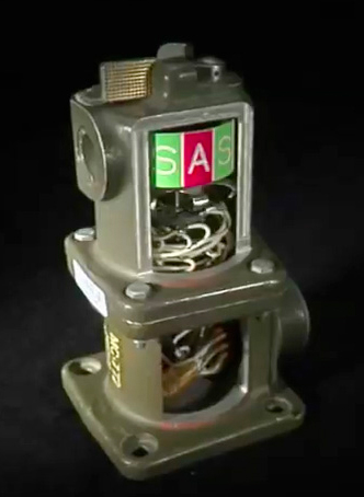 Przełącznik MC-772 Arm-Safe — jeden z elementów zabezpieczenia bomby Mk-39. W incydencie Goldsboro 1961 uszkodzenie podobnego przełącznika oznaczało, że jedyną aktywną barierą przed detonacją pozostał inny niskonapięciowy przełącznik bezpieczeństwa. Zdjęcie: Wikimedia Commons, domena publiczna.