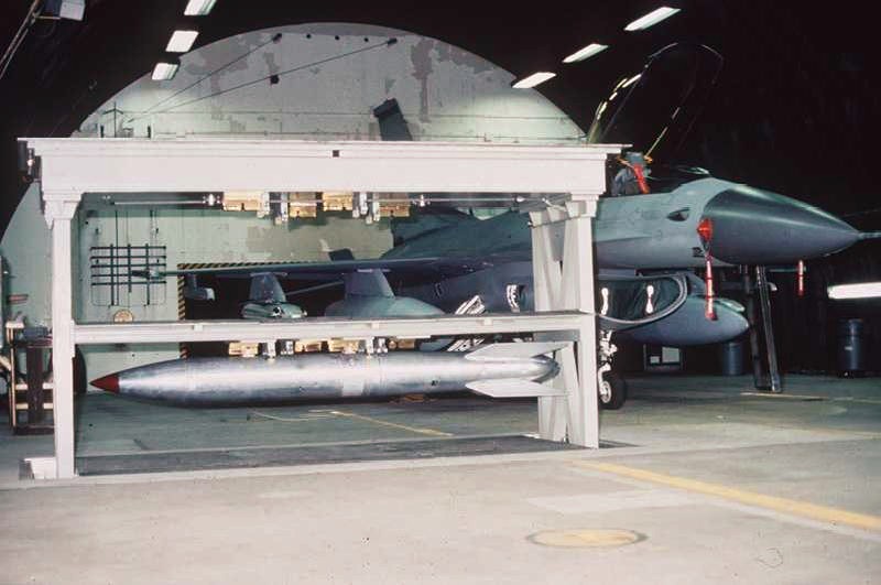 Zdjęcie B61/nosiciela NATO. Obraz ma pokazać różnicę między polityką sojuszniczą a techniką kontroli użycia. Źródło: Wikimedia Commons, File:B61_in_Weapons_Storage_and_Security_System.jpg.