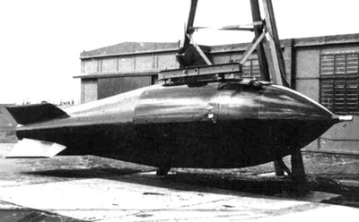 Zdjęcie bomby Blue Danube. Obraz ma pokazać ogromne rozmiary pierwszej brytyjskiej bomby. Źródło: Wikipedia/Wikimedia, File:Blue_Danube_Bomb.jpg.
