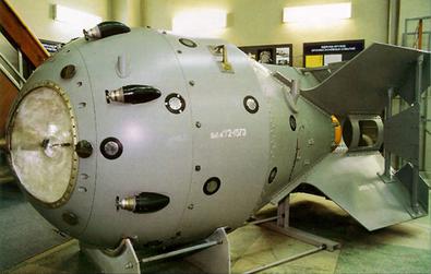 Zdjęcie testu RDS-1 / First Lightning. Historyczny punkt startowy sowieckiego arsenału. Źródło: Wikipedia/Wikimedia, File:Casing_for_the_first_Soviet_atomic_bomb,_RDS-1.jpg.