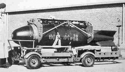 Zdjęcie Red Beard. Ilustruje przejście do taktycznej bomby lotniczej. Źródło: Wikipedia/Wikimedia, File:Red_Beard_Bomb_On_Trolley.jpg.