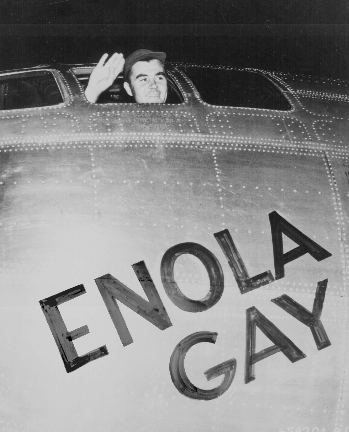 Zdjęcie Enola Gay w Smithsonian. Źródło: Wikimedia Commons, File:Tibbets-wave.jpg.