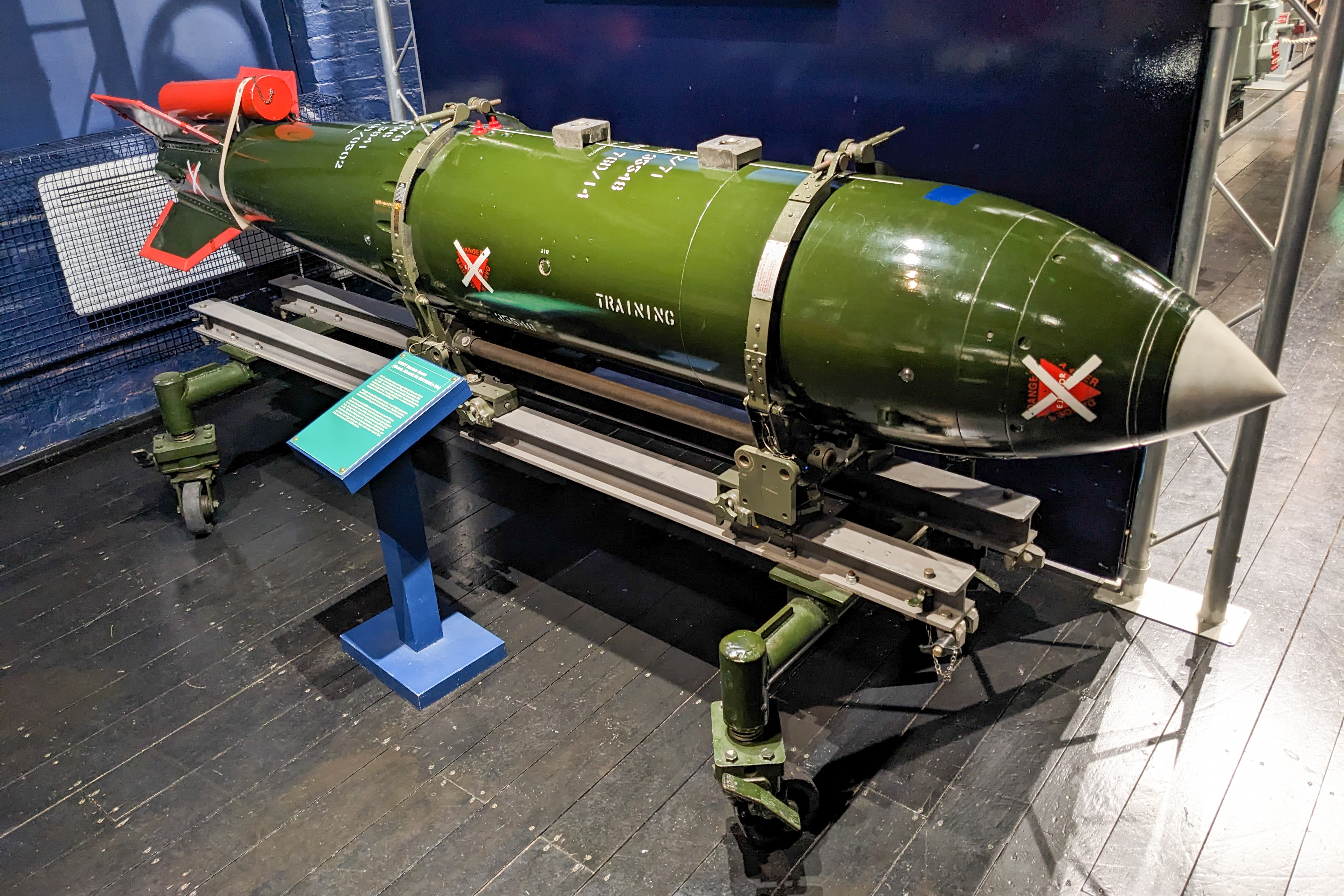 Zdjęcie WE.177. W podpisie zaznaczyć sealed pit i dojrzałość konstrukcji względem wcześniejszych brytyjskich bomb. Źródło: Wikipedia/Wikimedia, File:WE177 training nuclear bomb at Explosion Museum.jpg, licencja: CC BY-SA 4.0.