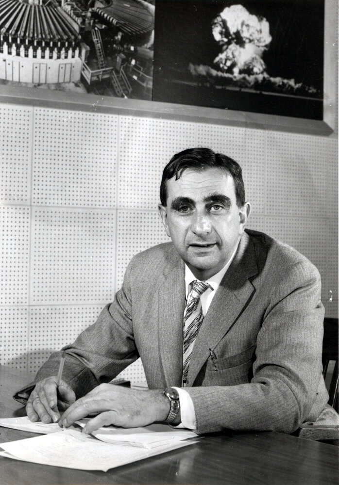 Edward Teller, który uzupełnił ideę Ulama kluczową poprawką: nośnikiem energii między stopniami powinno być promieniowanie cieplne, a nie szok mechaniczny. To on zaproponował też rozszczepieniowy „spark plug" w centrum paliwa. Zdjęcie: Wikimedia Commons