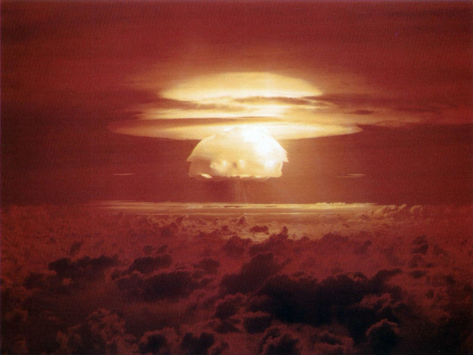 Fotografia testu Castle Bravo. To dobry obraz do błędu modelowego Li-7 i skutków opadu. Źródło: Wikipedia/Wikimedia, File:Castle Bravo Blast.jpg, licencja: Public domain.