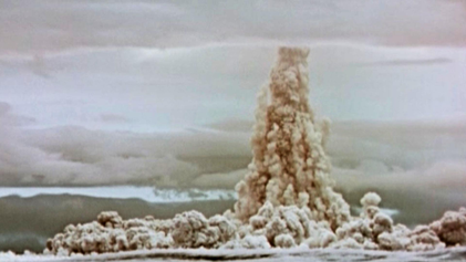 Zdjęcie grzyba Car-Bomby. Pokazuje skalę i odróżnia temat od abstrakcyjnej megatony. Źródło: Wikipedia/Wikimedia, File:Tsar_bomba=eM.png.